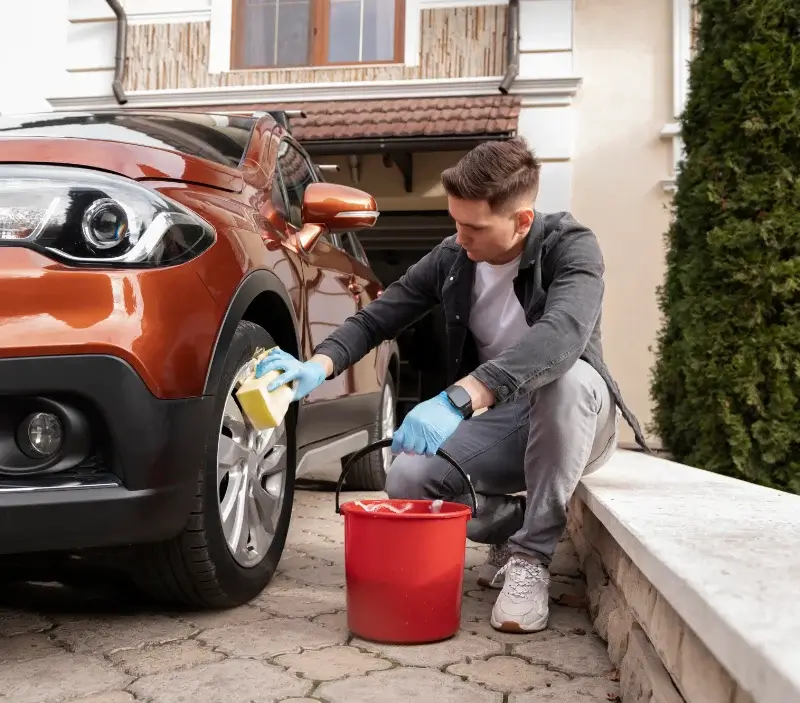 Lavage auto à domicile Saint-Capraise-de-Lalinde : professionnel intervenant sur un véhicule